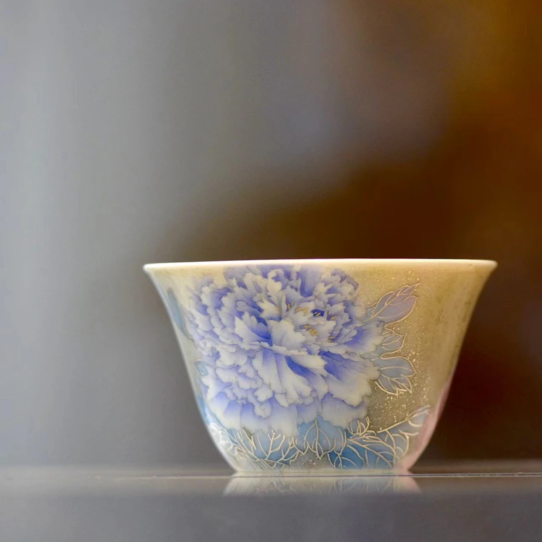 小谦堂   蓝地粉牡丹卧足杯    功夫茶具茶配茶具银