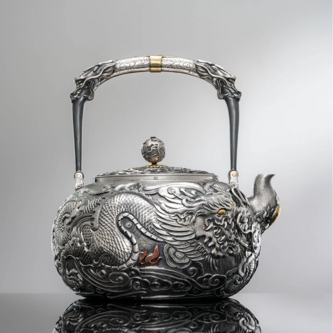 呆坐 | 錾刻高浮雕嵌金龙鸣凤舞提梁壶 容量 : 1380ml  茶具茶壶