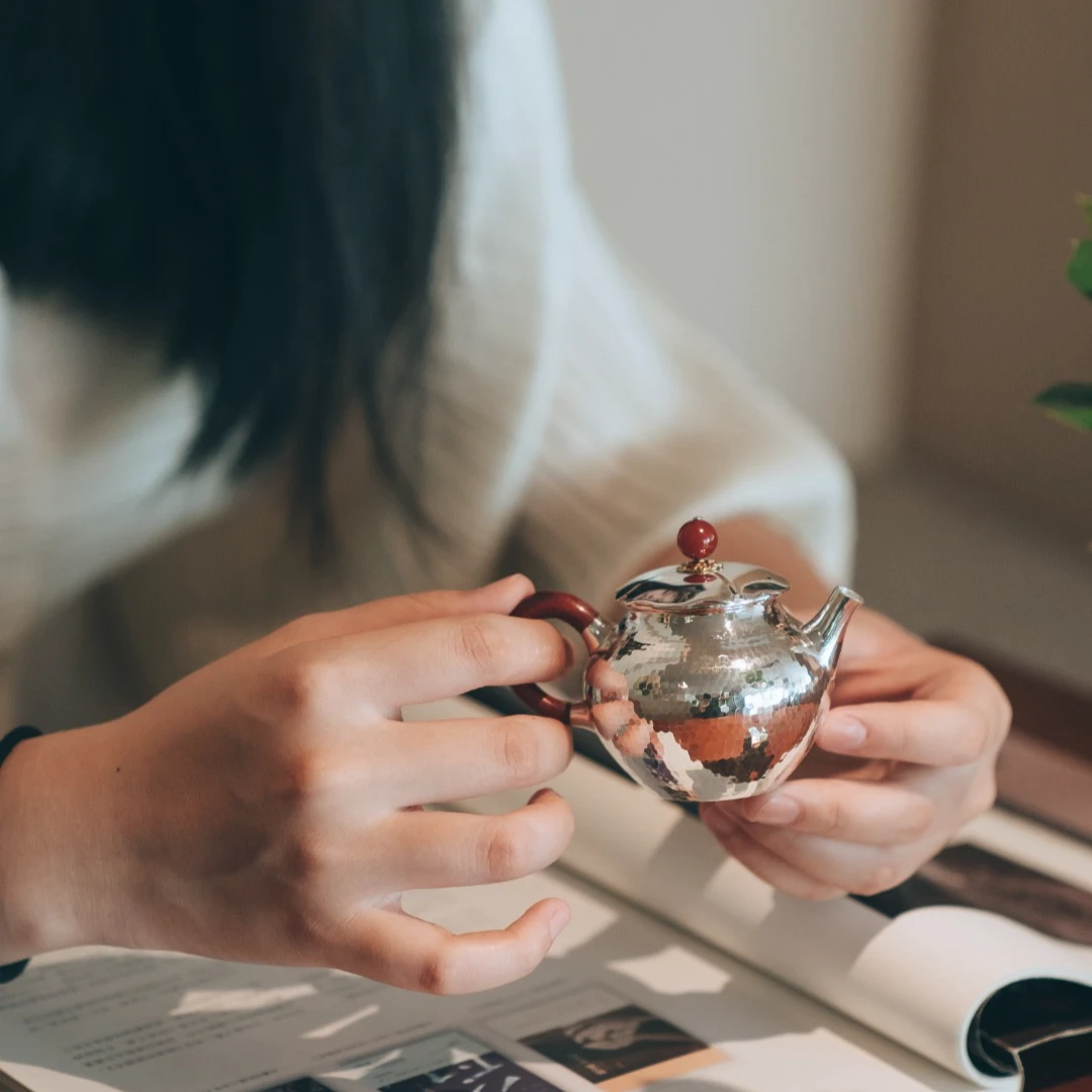 呆坐 | 手敲莲瓣玉梨壶   容量：100cc银DZ021414