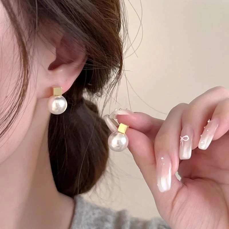 小灯泡耳钉女2024新款爆款小众气质设计感耳环高级感耳饰