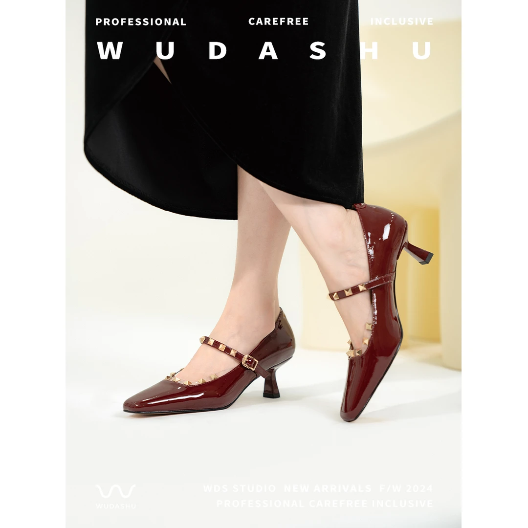 穿高跟鞋的吴大叔小众复古风方头铆钉一字带高跟鞋红色玛丽珍单鞋