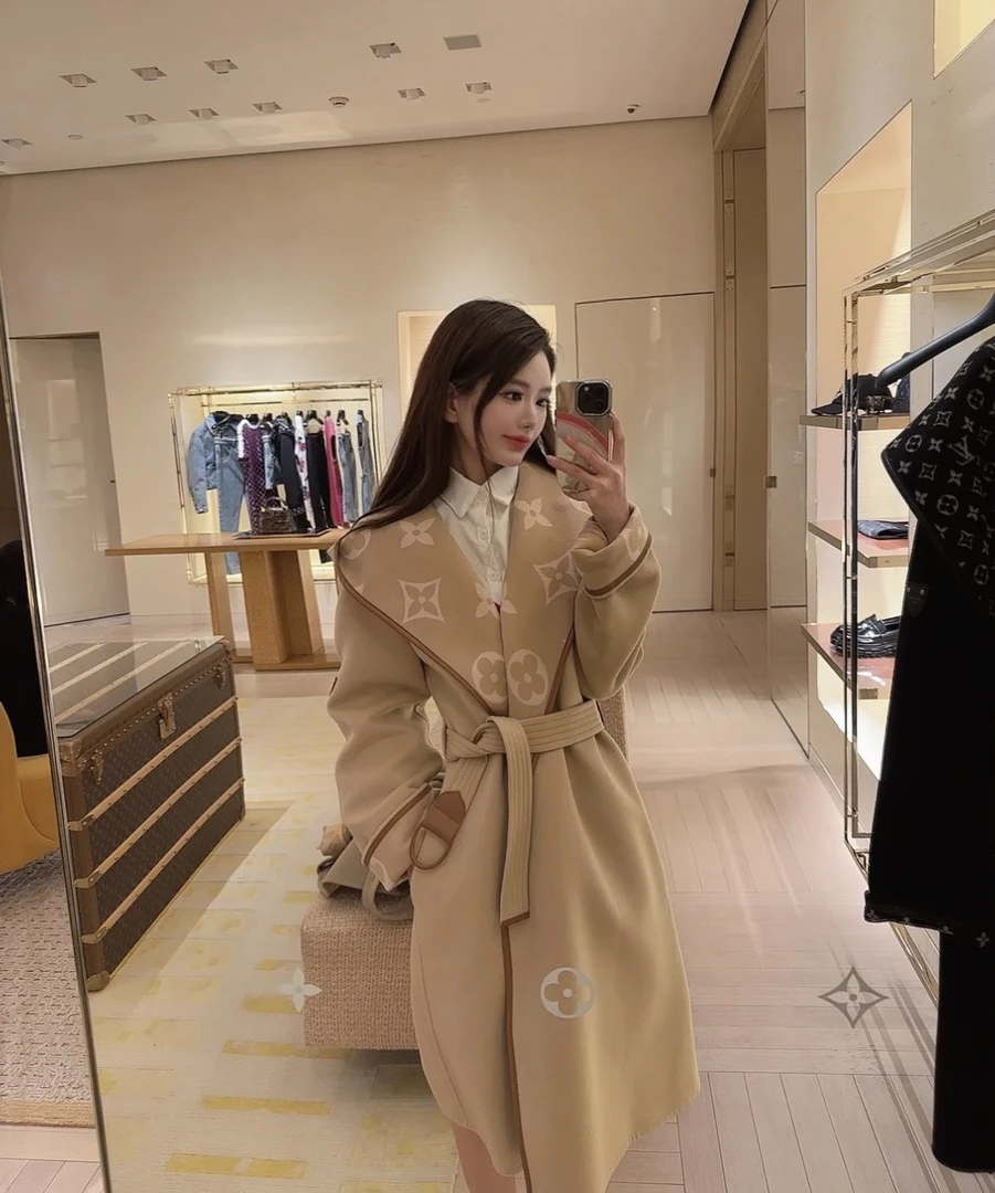 99新 LouisVuitton/路易威登 奶茶色浴袍大衣 40码 带吊 GM001634
