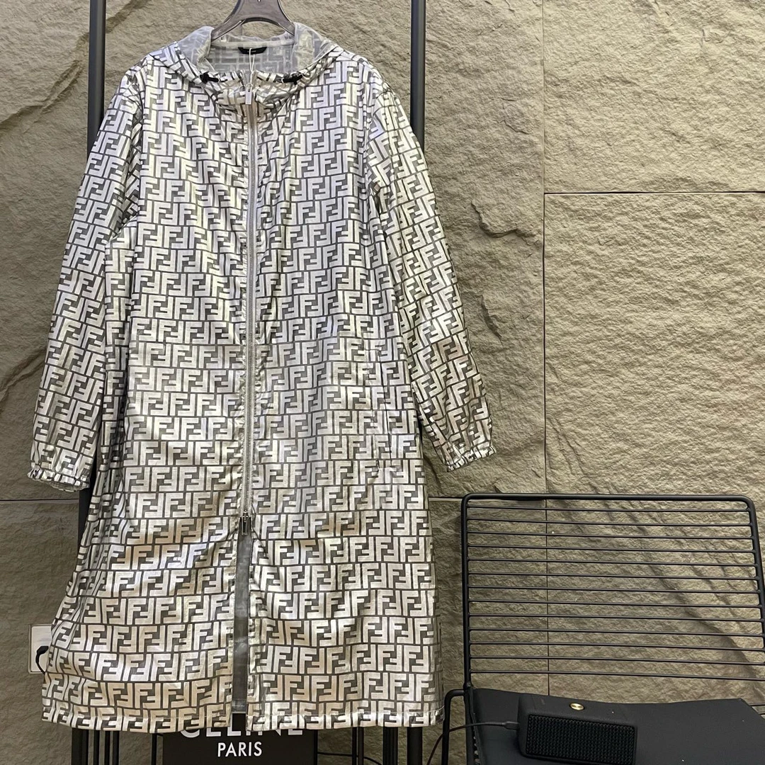 99新 FENDI/芬迪 秀款满印风衣连帽外套 48码 GM000037
