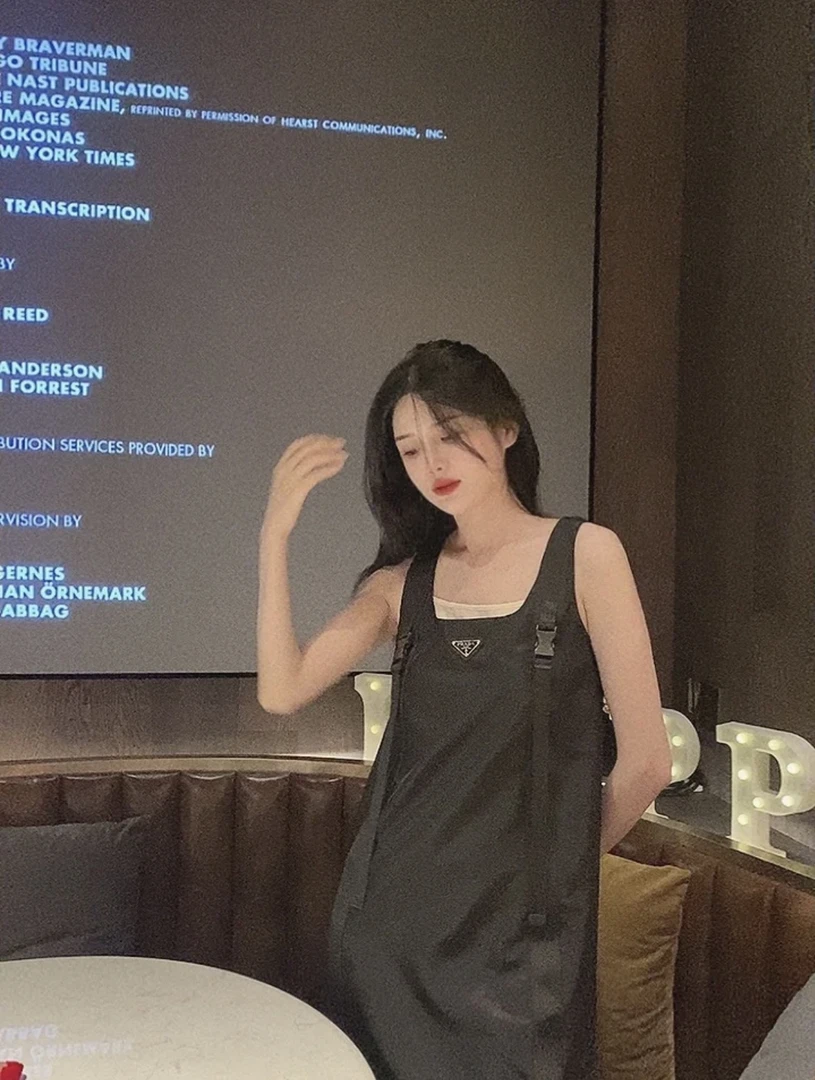 99新 Prada/普拉达 黑色尼龙三角标吊带连衣裙 GM001351