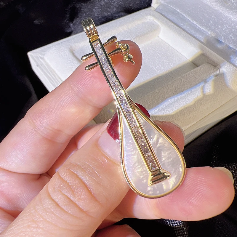 铜合金合成锆石胸针 珠瑜琵琶胸针A827