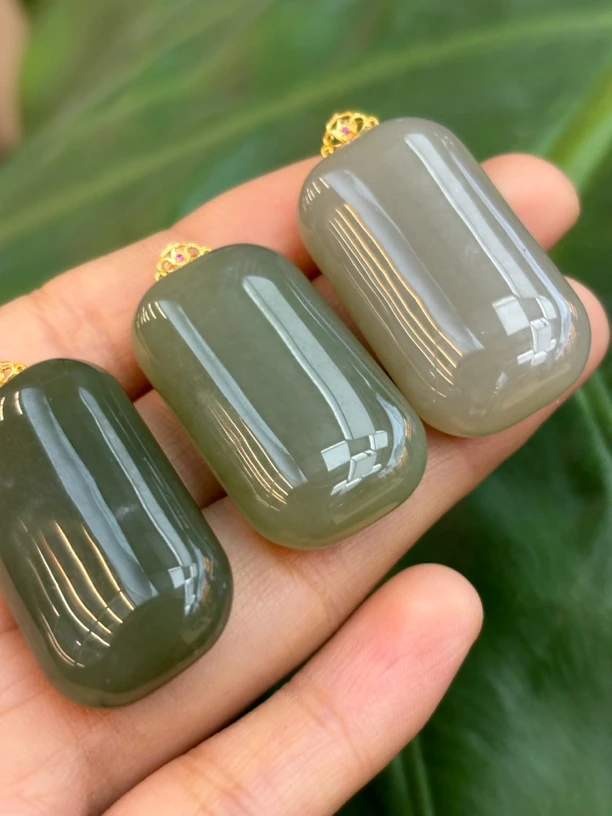 3453 和田玉青海料18k金镶嵌无事牌规格约：37*20*11 多样性发其一