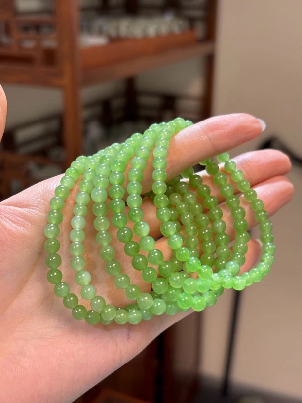 0193和田玉碧玉精品苹果绿圆珠手串约5mm多样性发其一