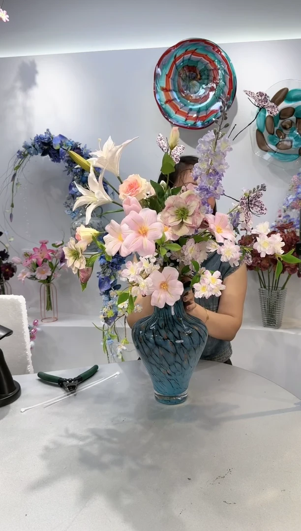 【闪购商品】定制花束-巧儿搭配3+小号孔雀蓝大肚花瓶