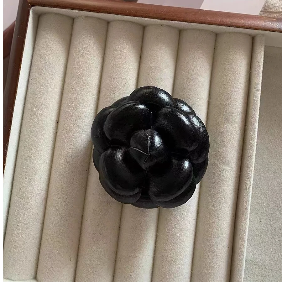 非金属皮质胸针  【PINZIKO】新款法式优雅花朵小羊皮胸针TJE173