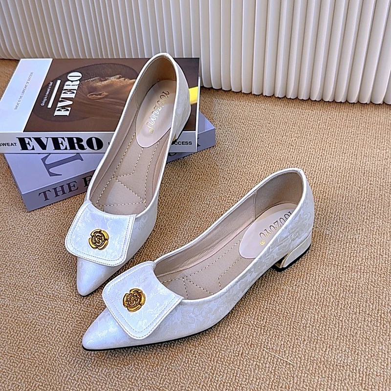 2024年夏新款清凉时尚茶花扣真皮包头软底粗跟百搭新国风女凉鞋