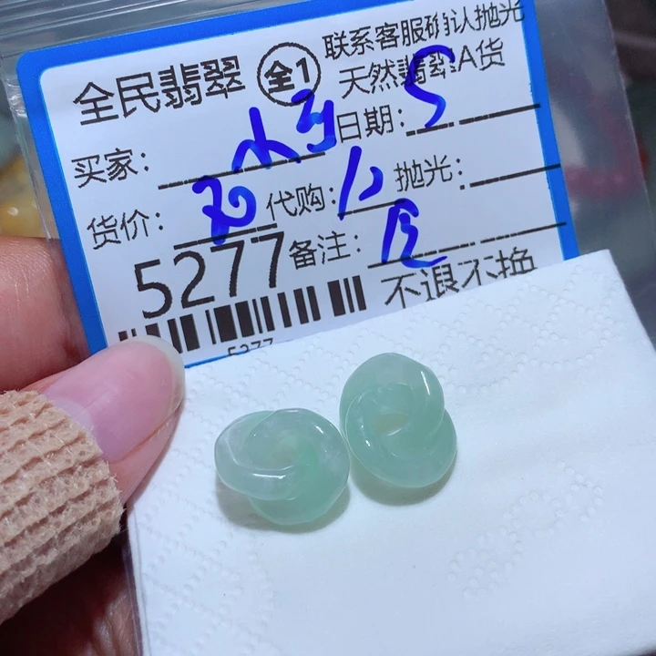 翡翠颈饰未镶嵌小*妞