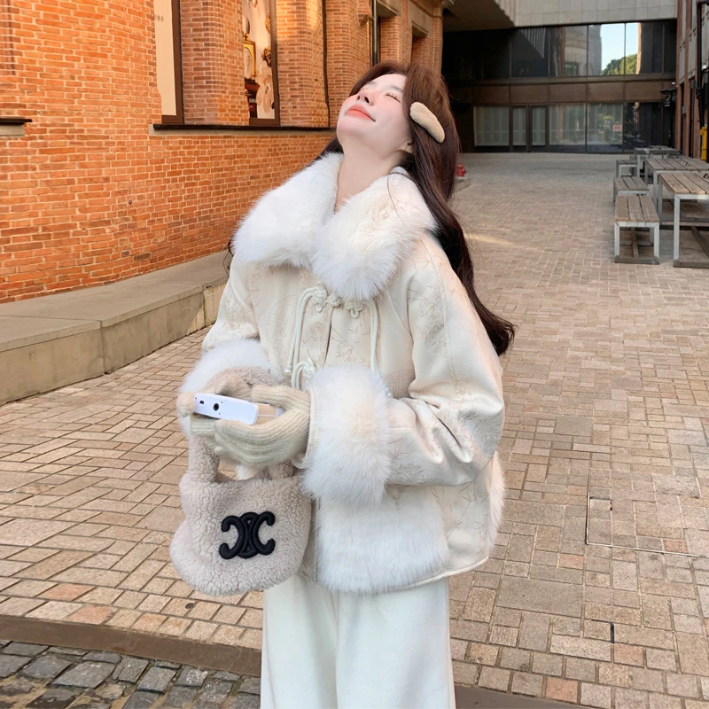 新中式千金风羽绒服女2025冬季新款毛绒绒拼接国风盘扣白鸭绒外套