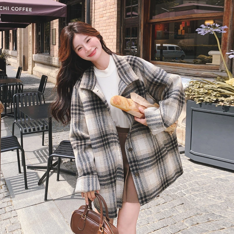 学院风毛呢外套女2024冬季新款复古韩系穿搭立领格纹夹棉加厚大衣