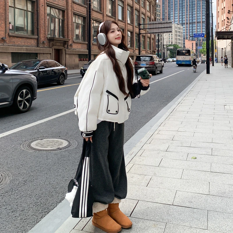 工装风羽绒服女2024冬季新款今年流行经典款黑白撞色白鸭绒面包服