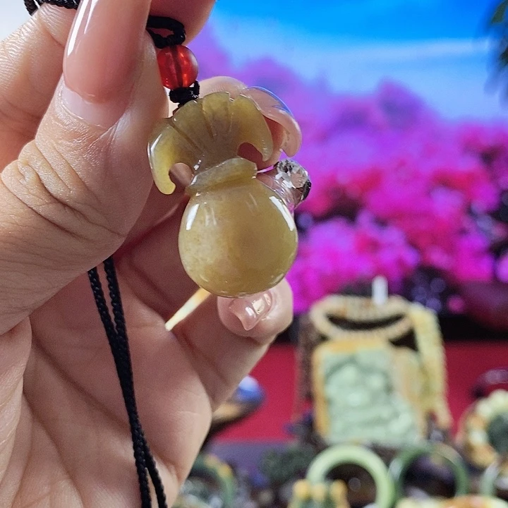 岫岩老玉（透闪石质玉）吊坠未镶嵌