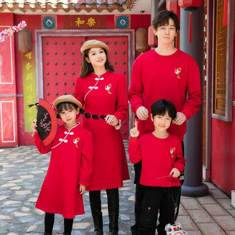 中国风亲子装秋冬红色过年喜庆母女连衣裙国潮风加绒情侣订婚衣服