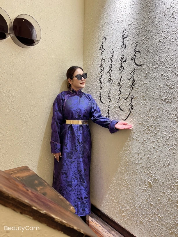 紫色传统蒙古袍子