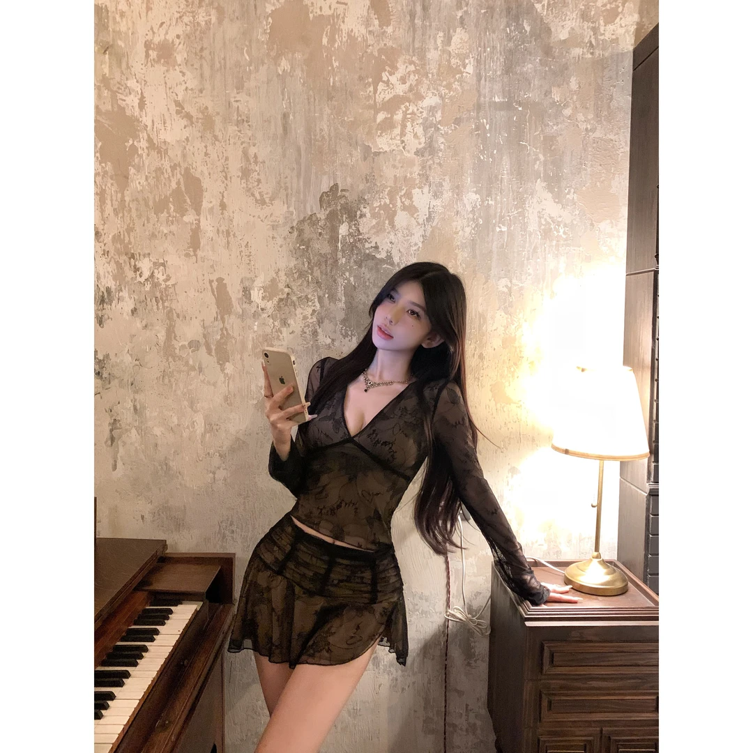 性感辣妹V领修身夏季春游显瘦上衣+低腰设计感不规则半身裙