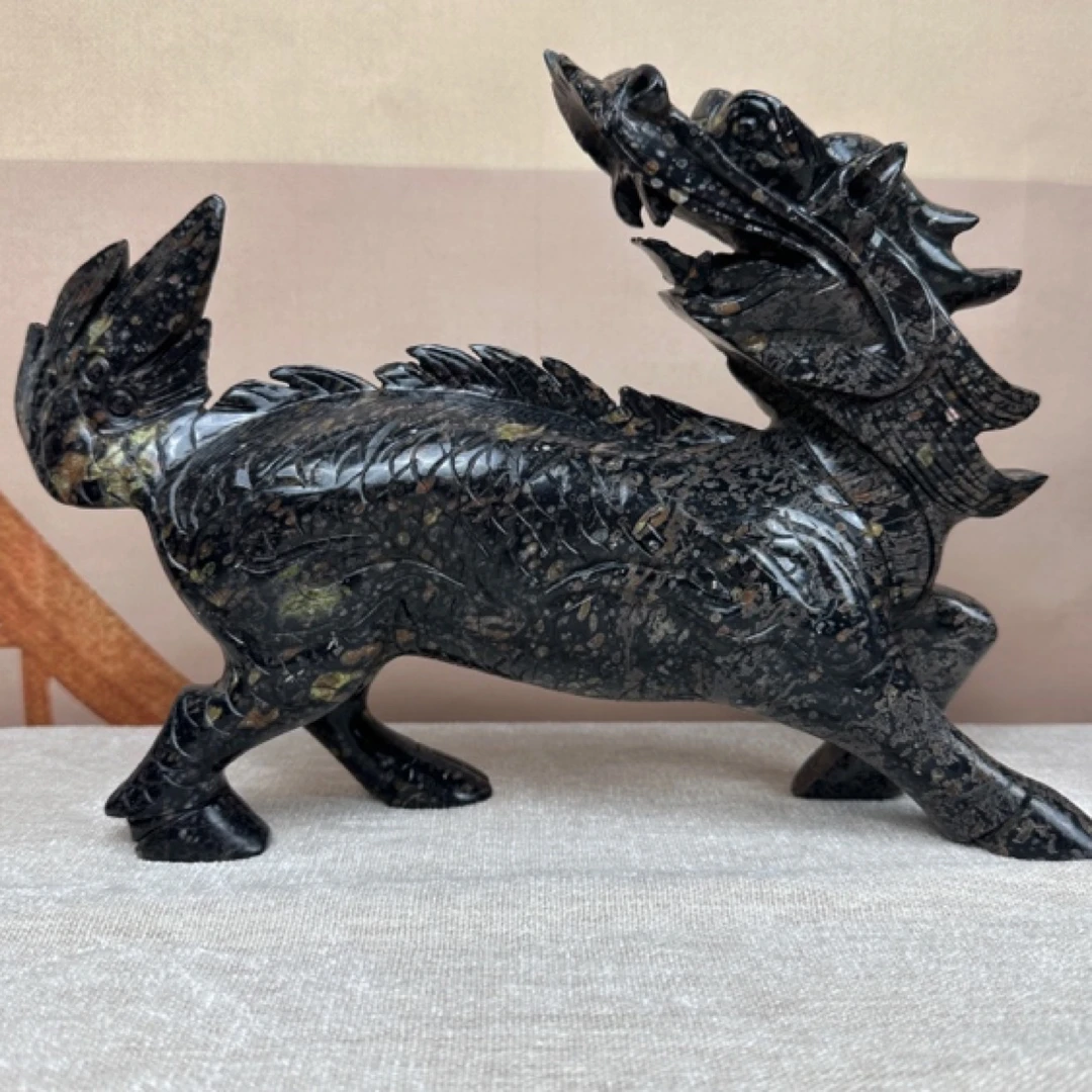 梅花玉精品红梅麒麟摆件