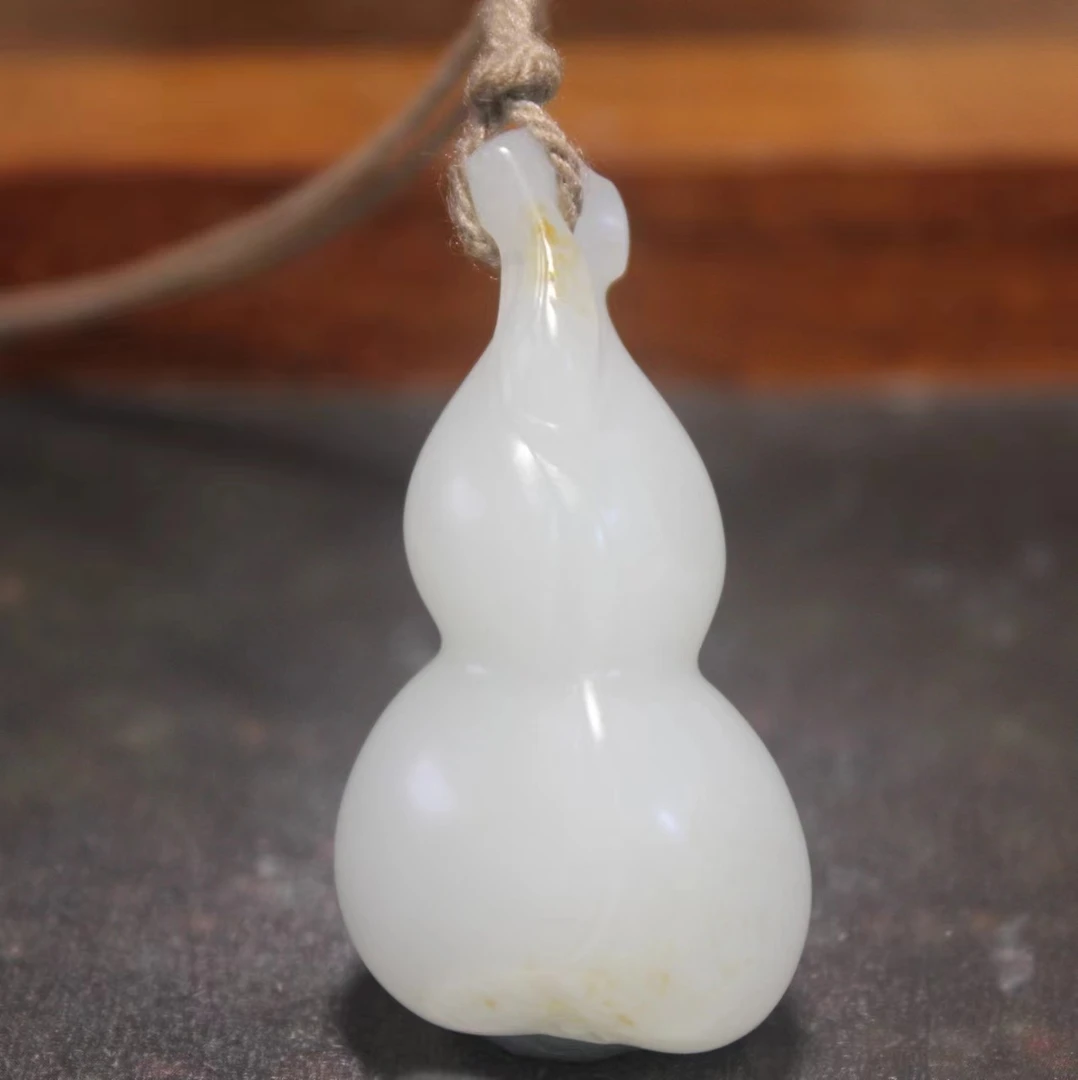 新疆和田玉葫芦独颗料雕暖白种有洒金皮毛孔 重18.8克
