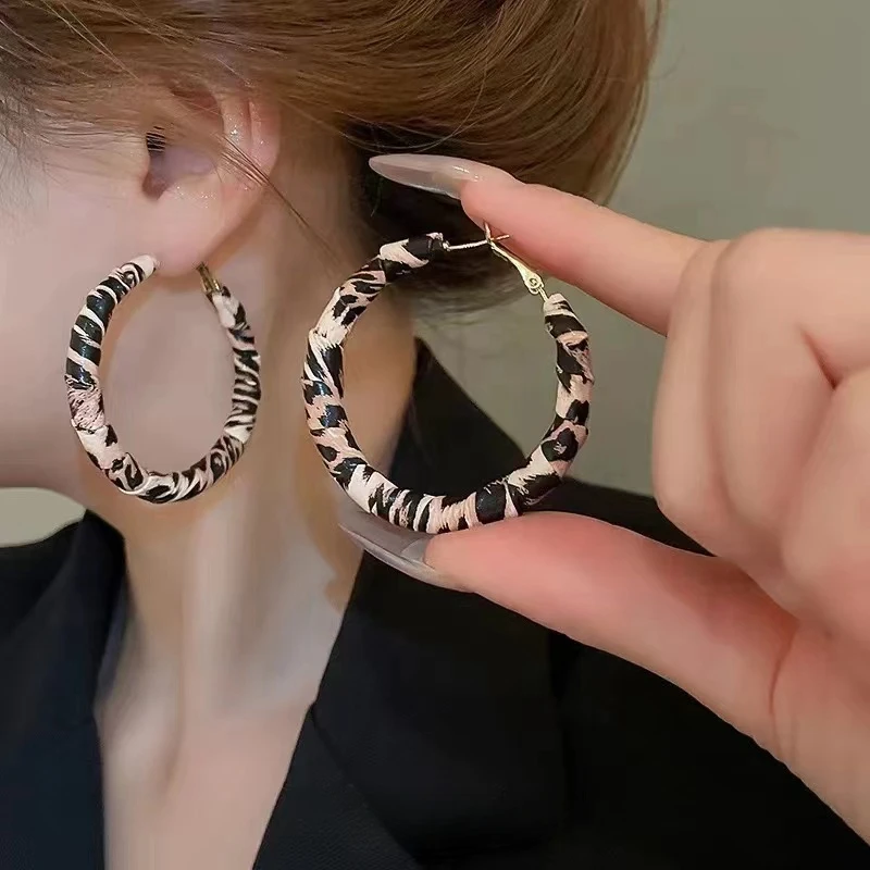 合金皮质耳饰 黑白耳环条纹独特耳饰皮革新款耳圈2024时尚耳环