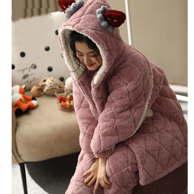 草莓连帽三层加厚珊瑚绒夹棉睡衣女秋冬季法兰绒家居服套装冬天
