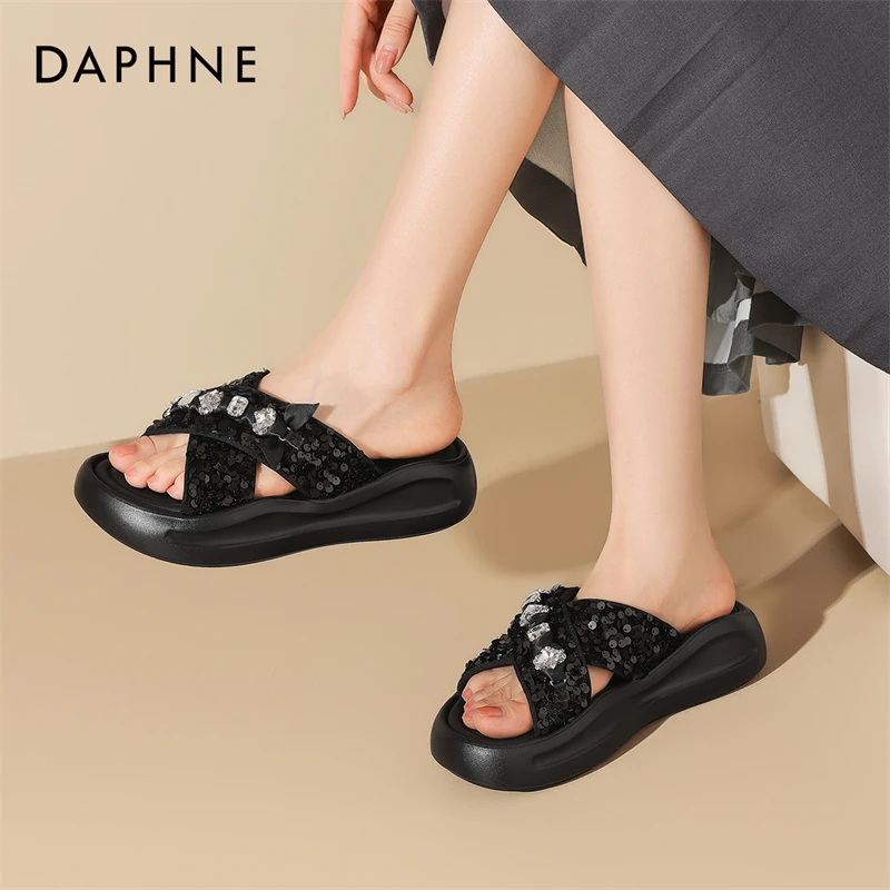 达芙妮女式2025夏季舒适时尚休闲百搭露趾厚底外穿小香风一字拖鞋