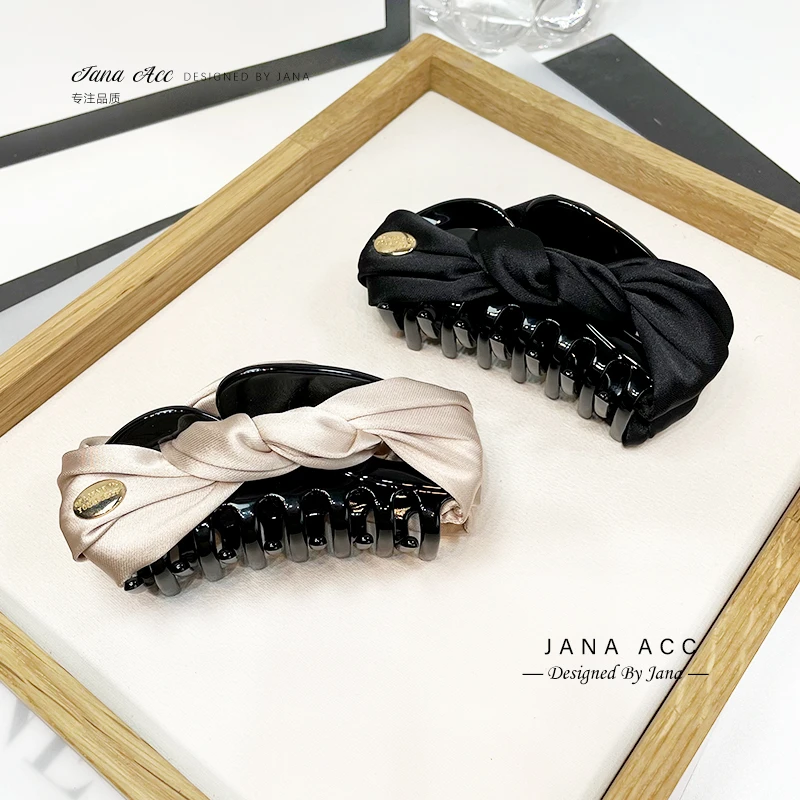 中号布艺缠绕扭结小金标后脑勺鲨鱼夹盘发抓夹气质抓夹高级感纯色