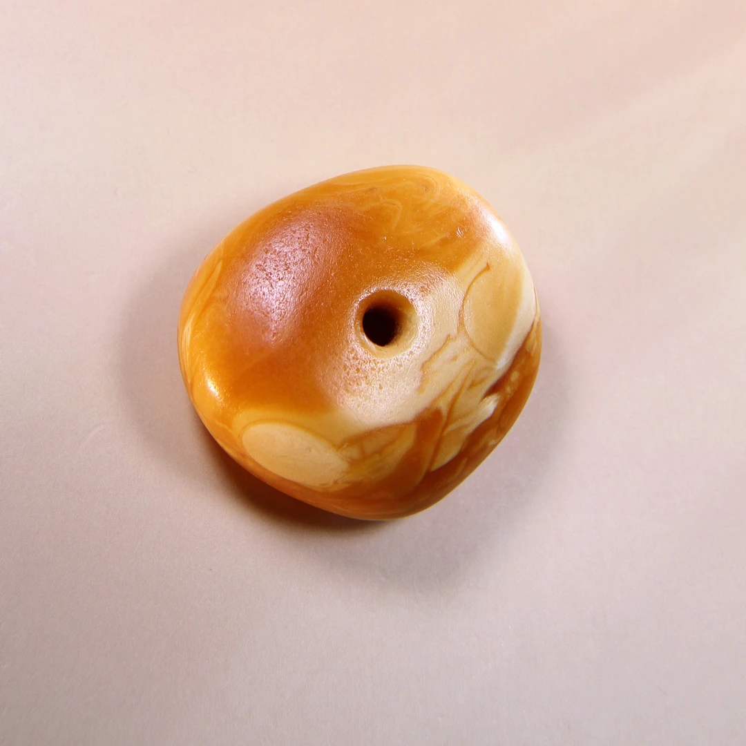 西亚老蜜蜡饼子吊坠重17.64克