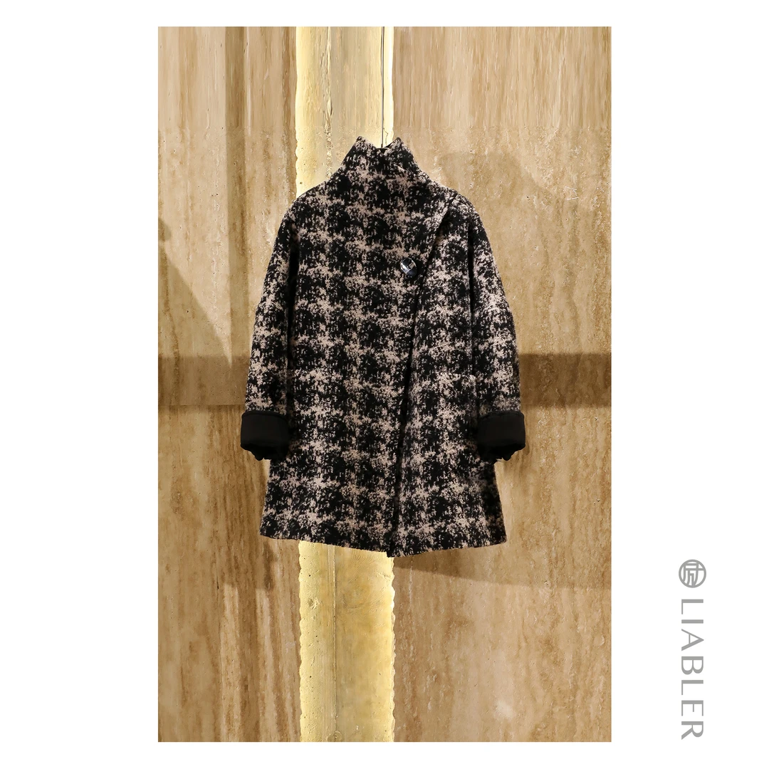 LIABLER【溪间山雪】2024秋冬黑白千鸟格呢料高领外套 LAW2413148S