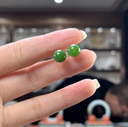 纯天然和田玉18k金俄料碧玉8mm圆珠耳钉一对
