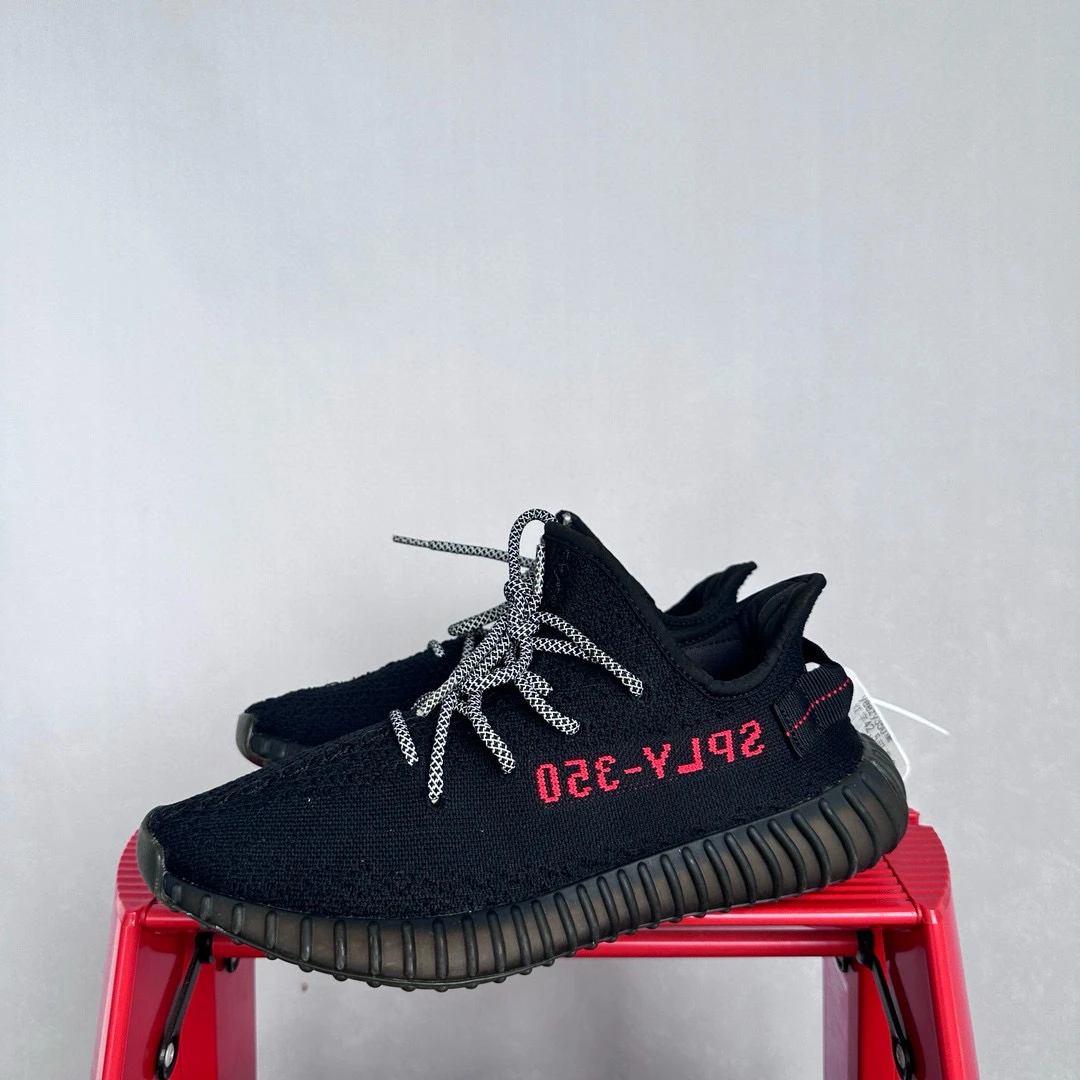 Yeezy350黑红字42.5码 QQ0317休闲鞋