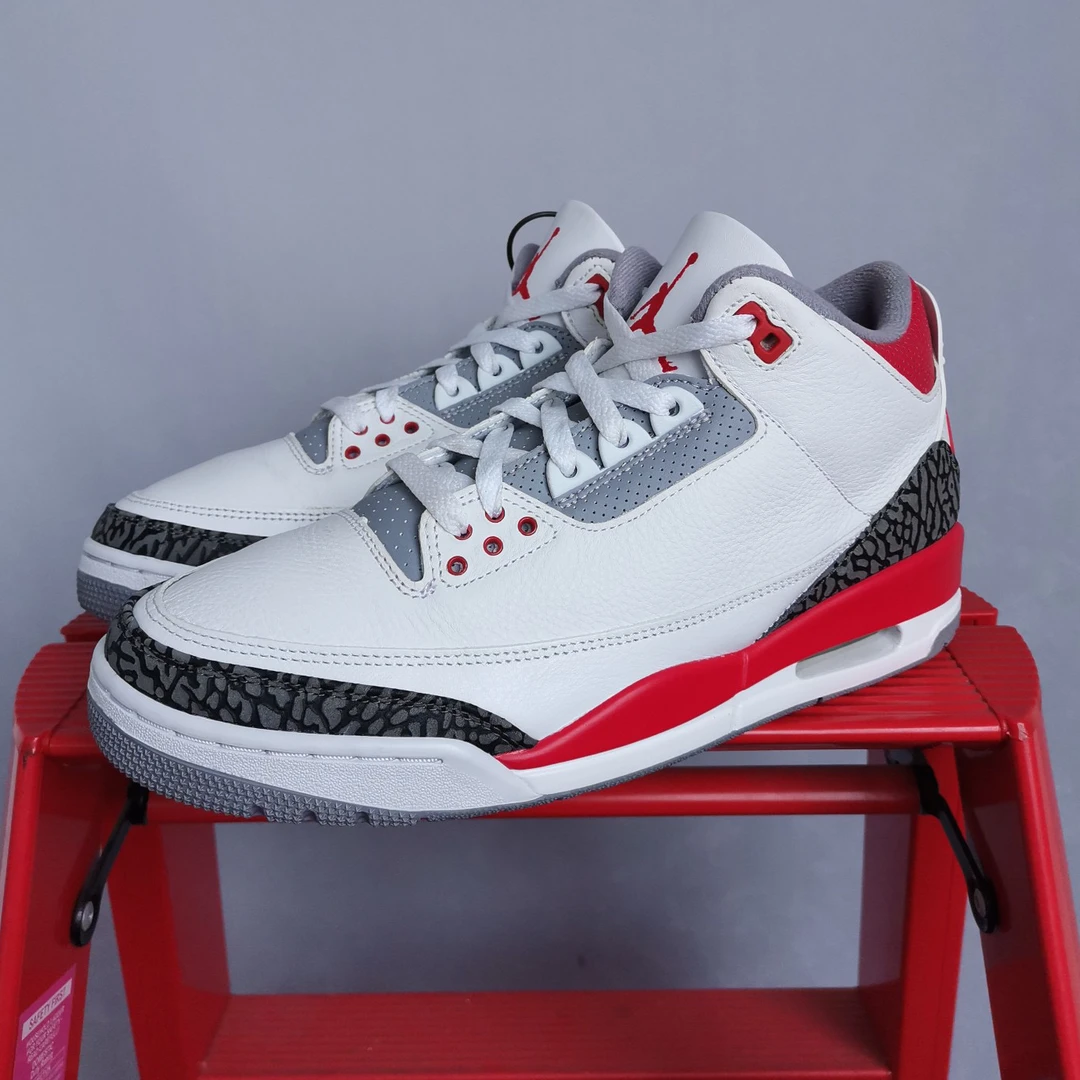 Aj3火焰红44码原盒 鞋头基本满星 鞋面迅白 JJ1820