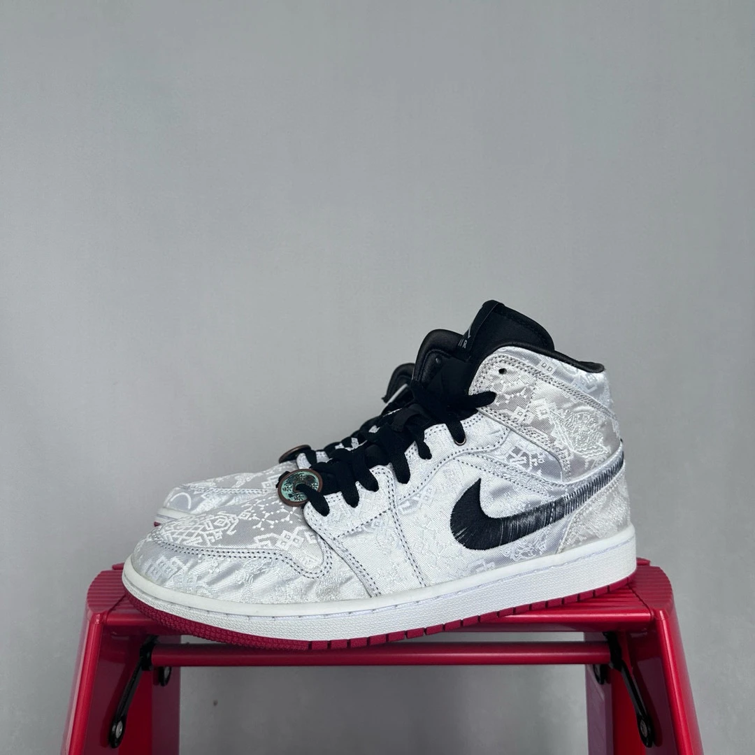Aj1白丝绸44.5码  QQ0535