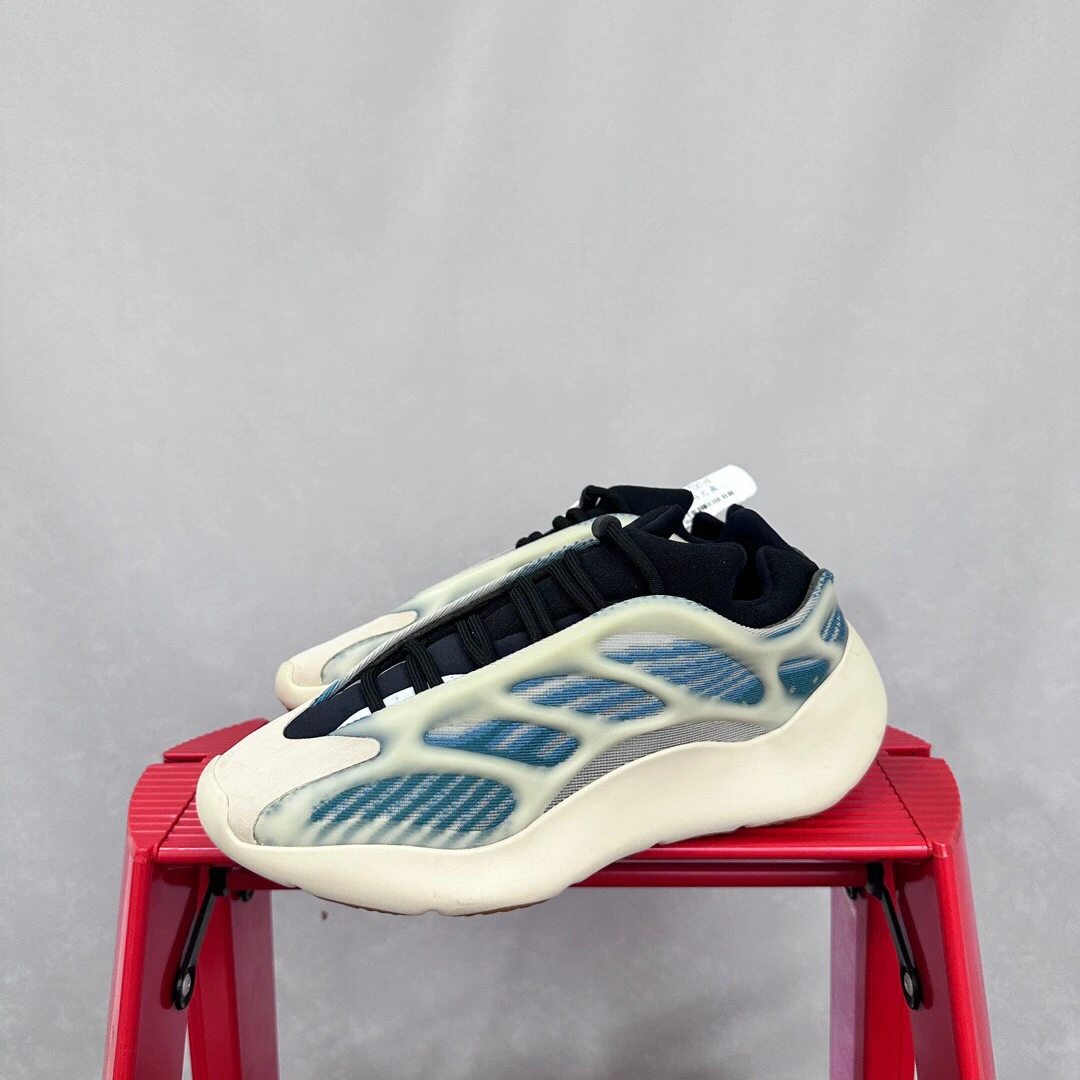 Yeezy700极光40码  QQ0602休闲鞋