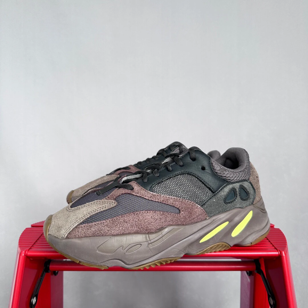 Yeezy700淡紫41码 QQ0209休闲鞋