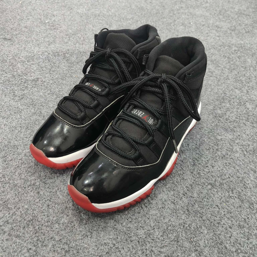 Aj11黑红 41码原盒 成色不错 UU0703鞋