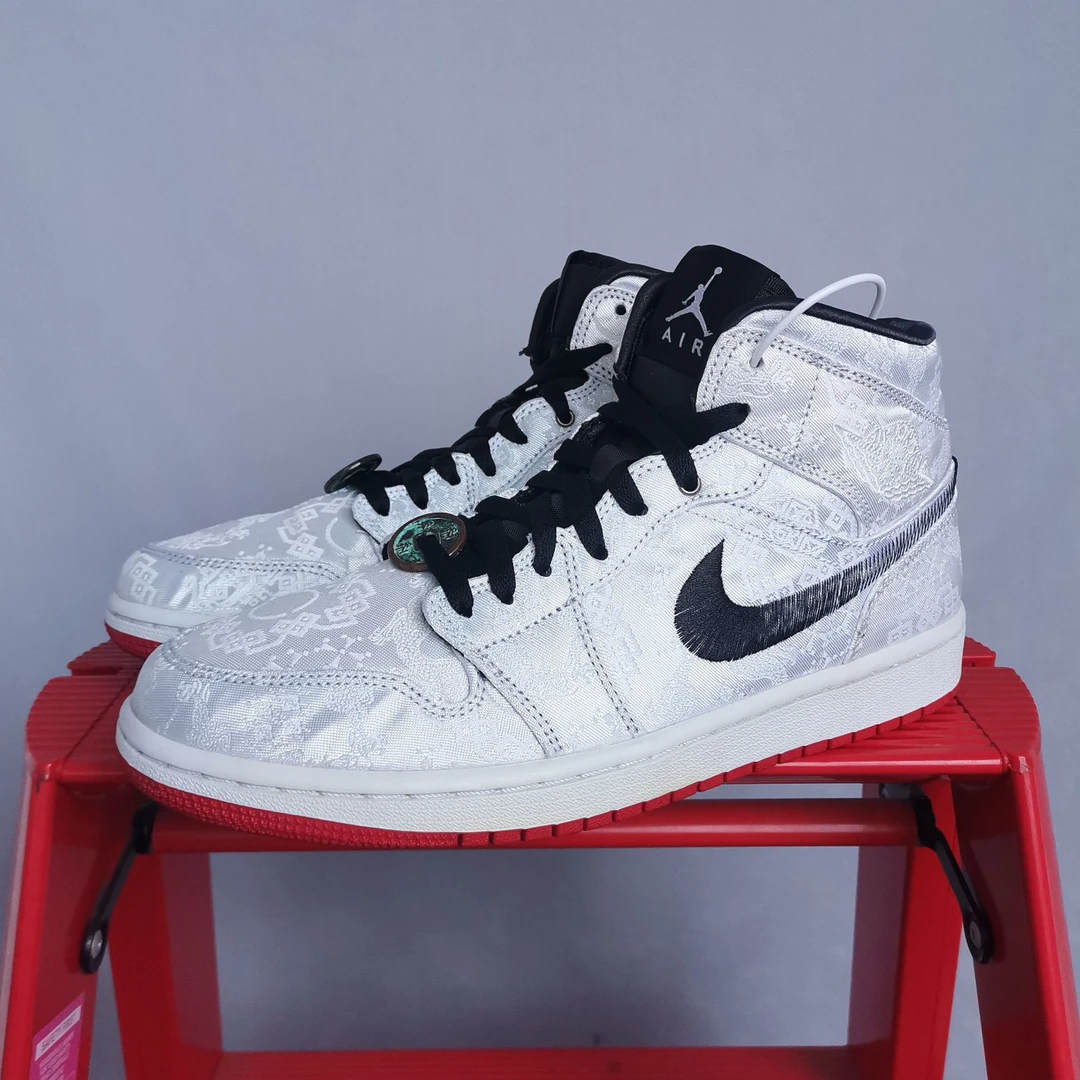 Aj1白丝绸42.5码  JJ3030