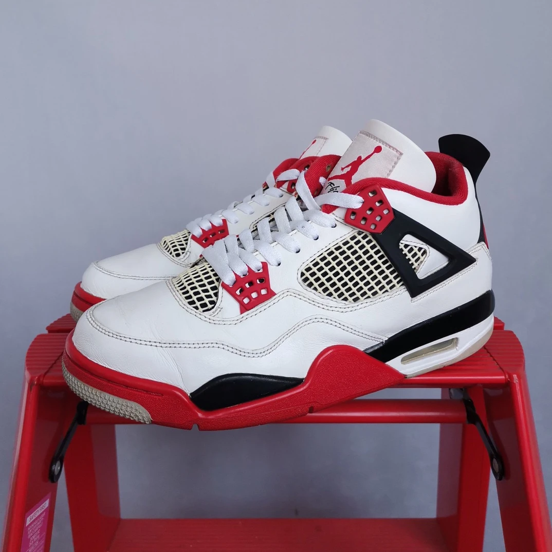 Aj4火焰红42.5码原盒  正常穿着痕迹 轻微褶皱 内衬磨损 II1613