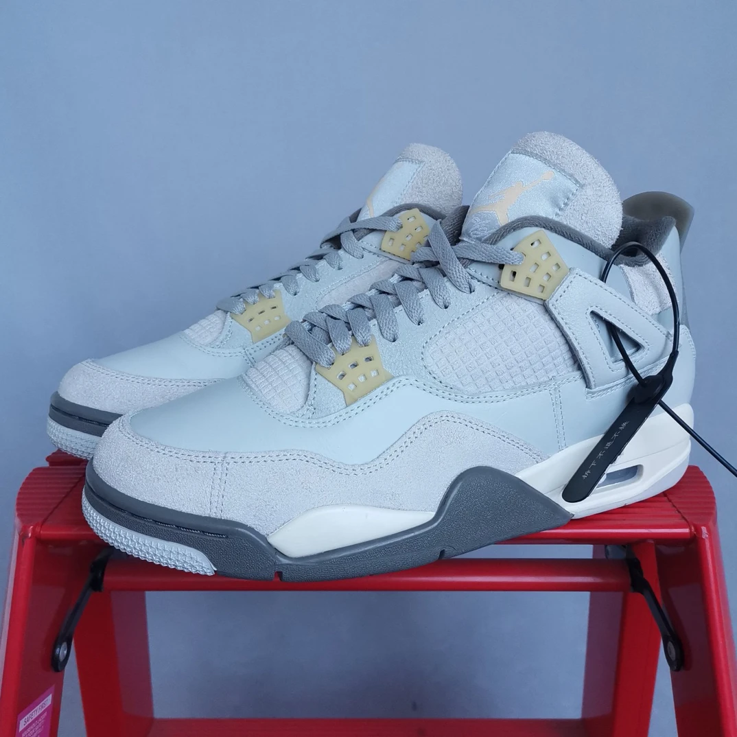 Aj4灰兔子44.5码原盒  穿两次好成色 KK1809