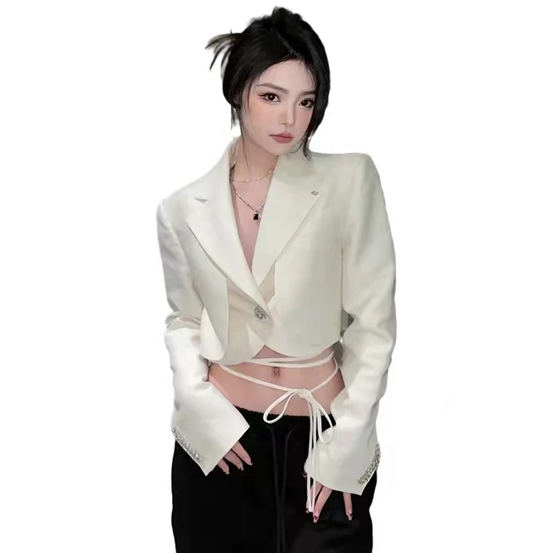 白色绑带露腰西装外套女短款新款小众设计感钻扣假两件西服