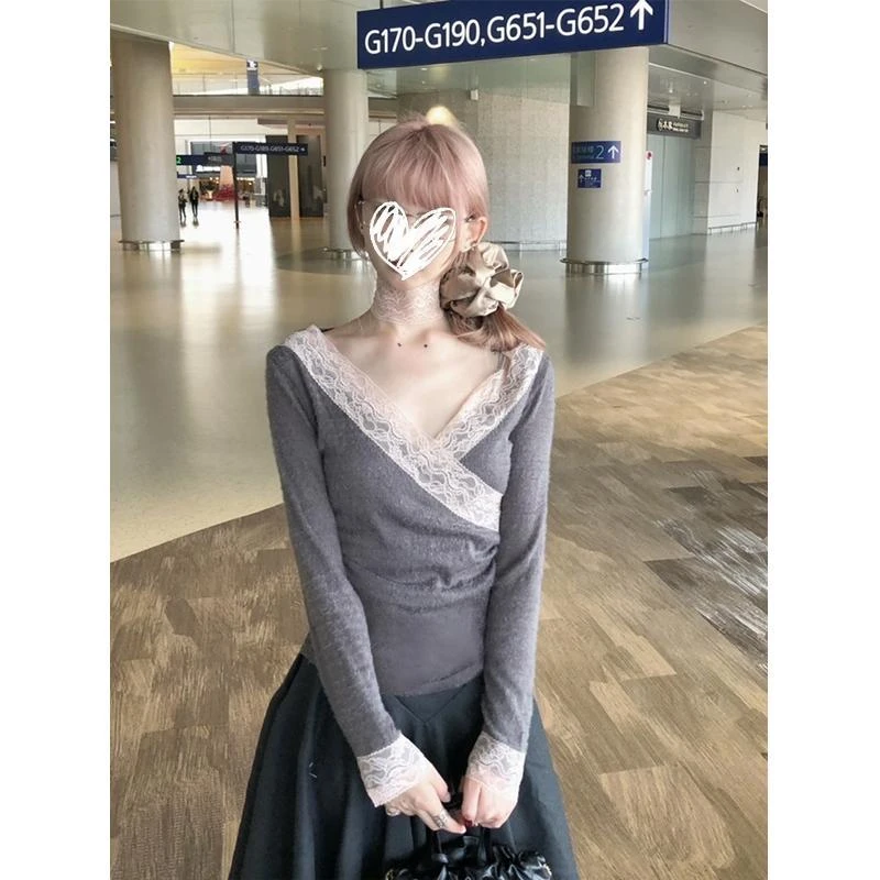 法式复古风蕾丝拼接V领T恤女秋冬内搭打底衫设计感内搭网红打底衫