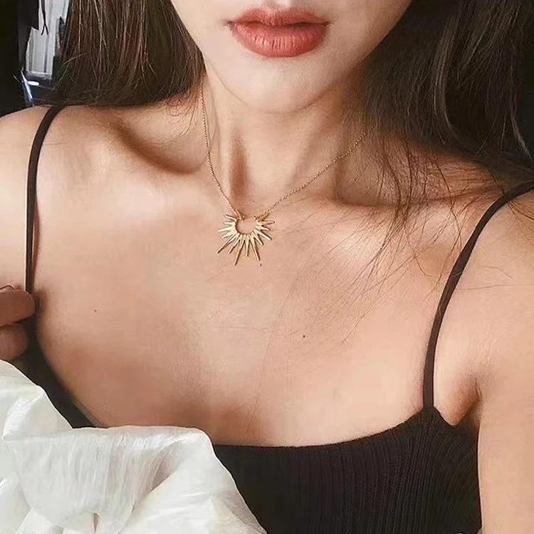 双层叠戴太阳蛇骨链钛钢项链甜酷男女款轻奢小众高级感锁骨链