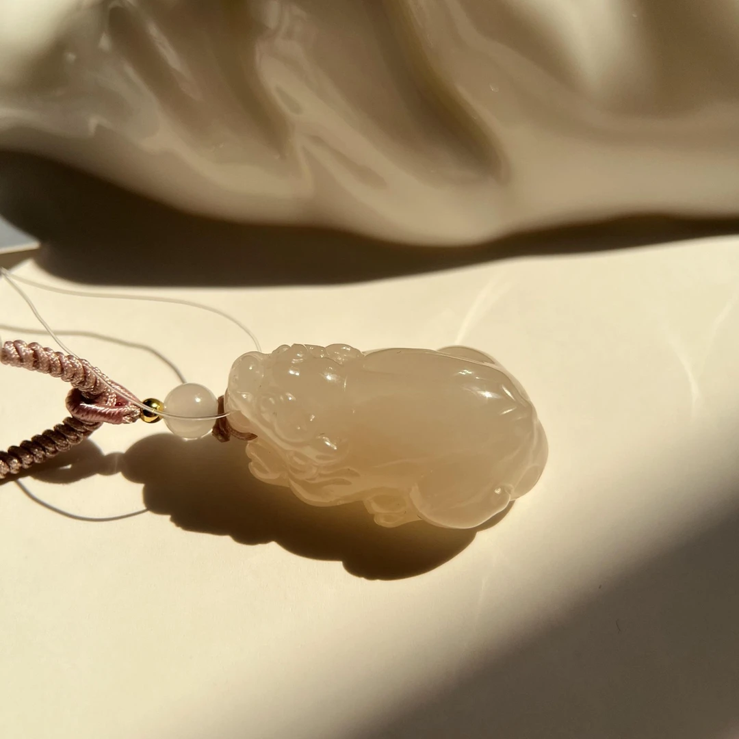 新疆和田玉藕粉貔貅吊坠女款招财挂件天然粉玉石挂坠雕刻气质