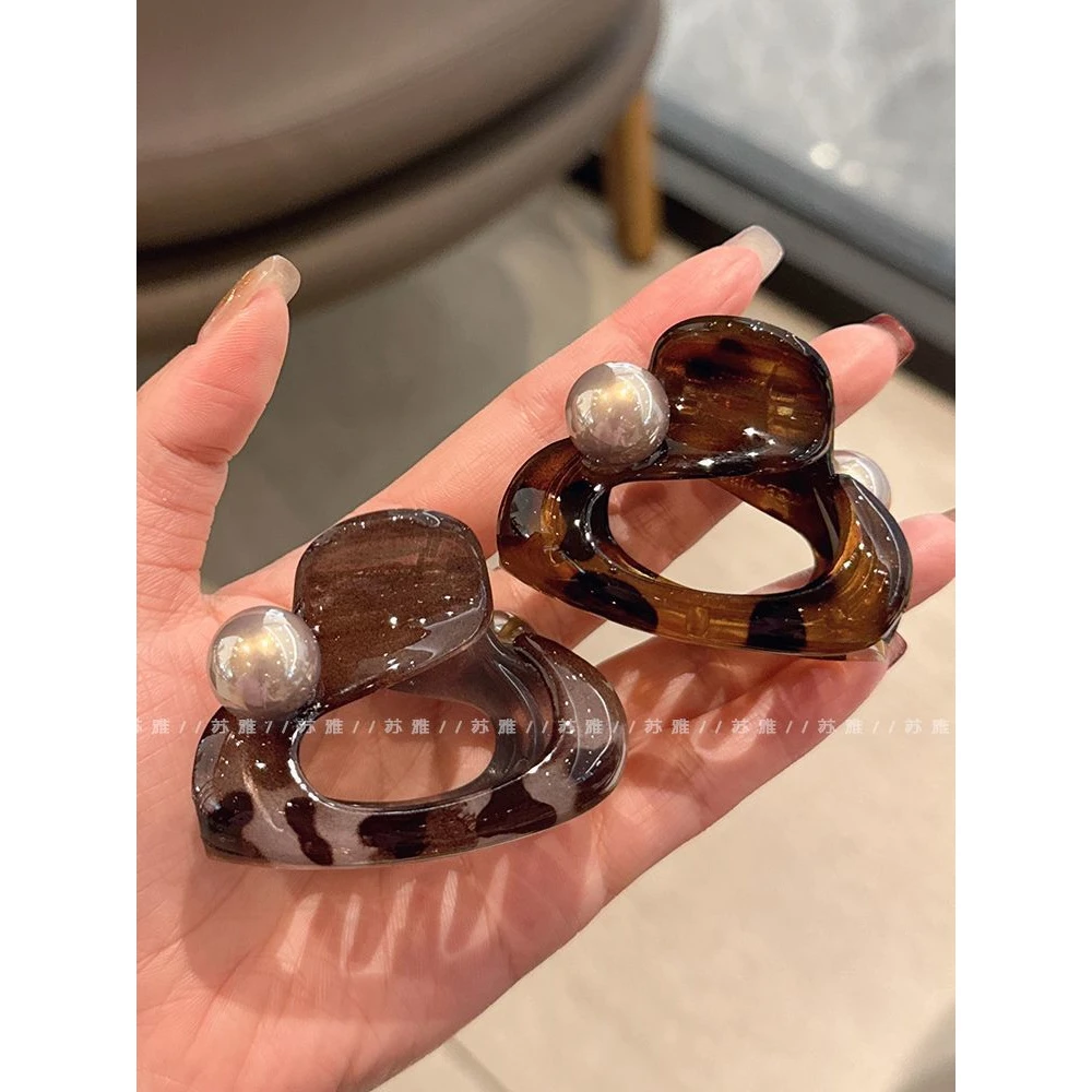 高级感咖色珍珠抓夹女2024新款半扎发鲨鱼夹发饰后脑勺盘发夹子