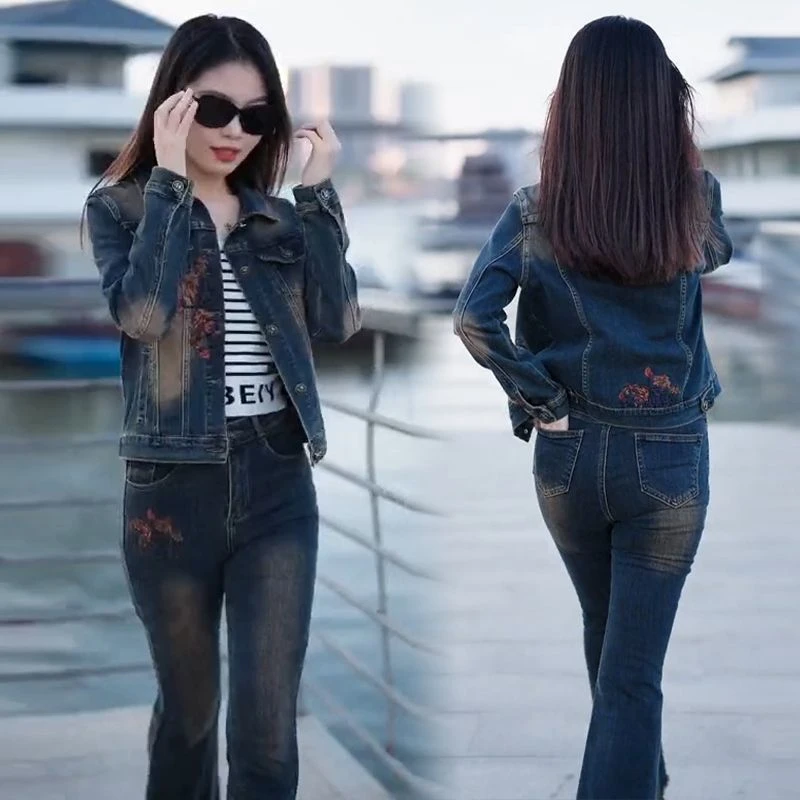 春秋新款刺绣花朵脚口毛边喇叭裤牛仔外套复古修身时尚洋气两件套