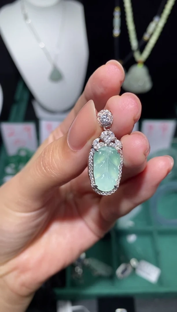 【闪购商品】翡翠吊坠(赠链)未镶嵌叶子