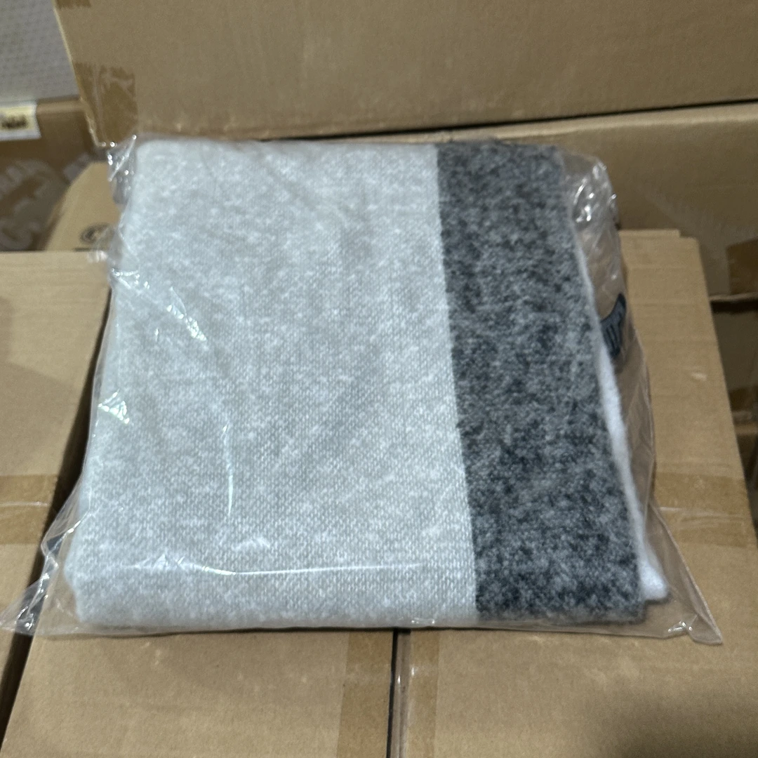 灰白拼色简约保暖亲肤冬季围巾