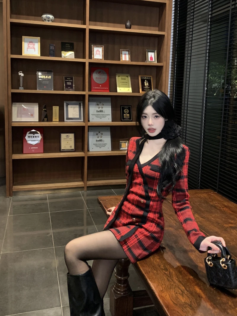 2025秋冬新款小香风高级感红色格子针织V领气质包臀新年连衣裙女