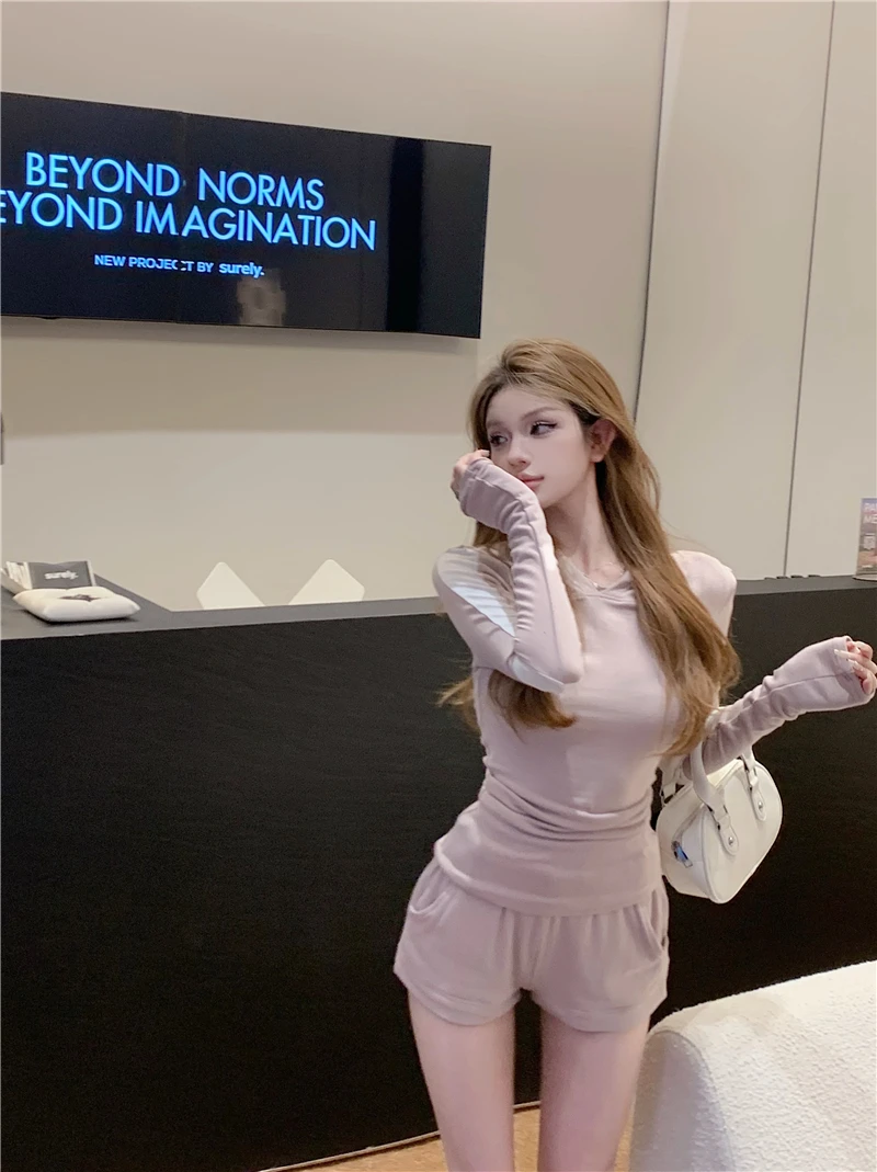 杰哥~早秋新款元气小奶酥灰粉修身显瘦连帽长袖低腰短裤时尚套装